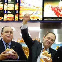 Szefowie Burger Kinga zachęcają... /AFP