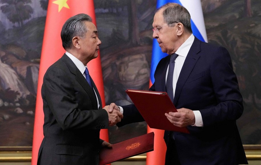 Szefowie dyplomacji Chin i Rosji - Wang Yi i Siergiej Ławrow /PAVEL BEDNYAKOV/AFP /East News