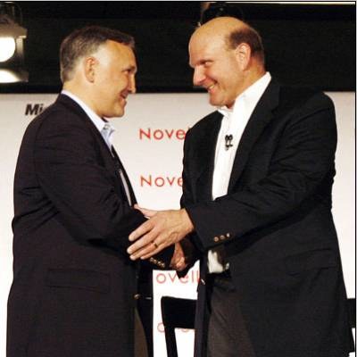 Szefowie Novella i Microsoft Corp.Ron Hovsepian i Steve Ballmer po podpisaniu umowy /AFP