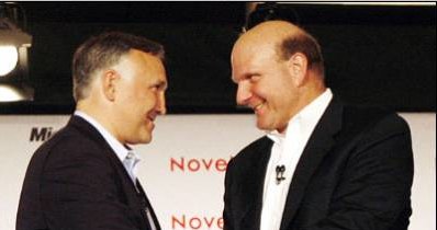 Szefowie Novella i Microsoft Corp.Ron Hovsepian i Steve Ballmer po podpisaniu umowy /AFP