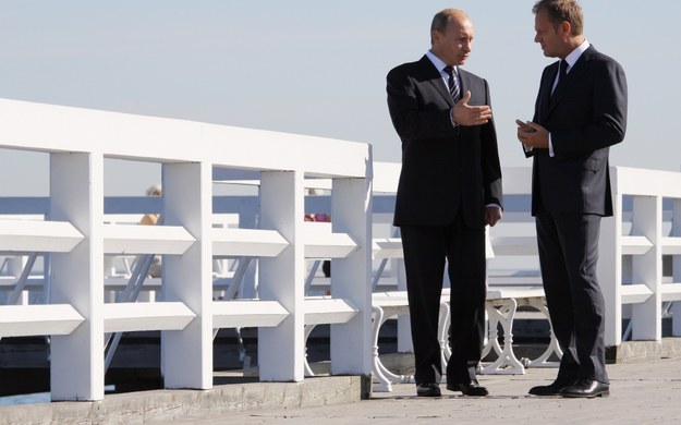 Szefowie rządów Polski i Rosji Donald Tusk i Władimir Putin rozmawiają na sopockim molo w 2009 roku /Paweł Supernak /PAP
