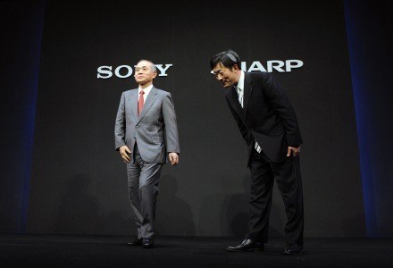 Szefowie Sony (Ryoji Chubachi) oraz Sharp (Mikio Katayama) ogłaszają start "Sojuszu LCD". /AFP