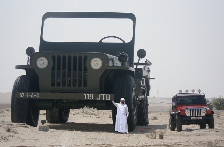 Szejk Hamad bin Hamdan Al Nahyan ze swoimi Jeepami /INTERIA.PL/materiały prasowe