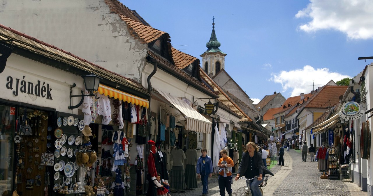 Szentendre to miasto artystów i marcepanu. Ulokowane niedaleko Budapesztu miejsce jest chętnie odwiedzane przez turystów. /Jacenty Dedek/Reporter /East News