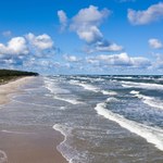 Szeroka plaża nad Bałtykiem, z piaskiem jak na Malediwach. Mało kto o niej wie 