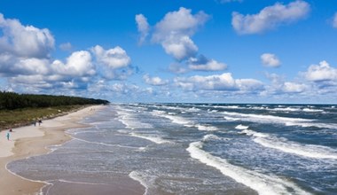 Szeroka plaża nad Bałtykiem, z piaskiem jak na Malediwach. Mało kto o niej wie 