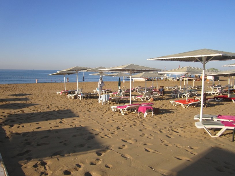 Szerokie, piaszczyste plaże przyciagają do Turcji wielu turystów /INTERIA.PL