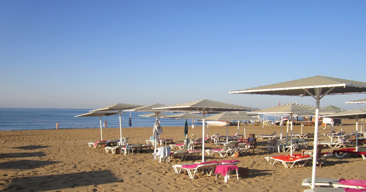 Szerokie, piaszczyste plaże przyciagają do Turcji wielu turystów /INTERIA.PL