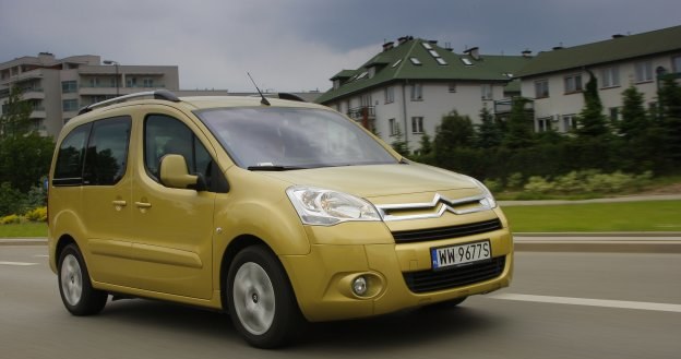 Szerokość Berlingo II to 181 cm, czyli aż o 8 cm więcej niż w poprzednim modelu. Dostępna jest też wersja wydłużona. /Motor