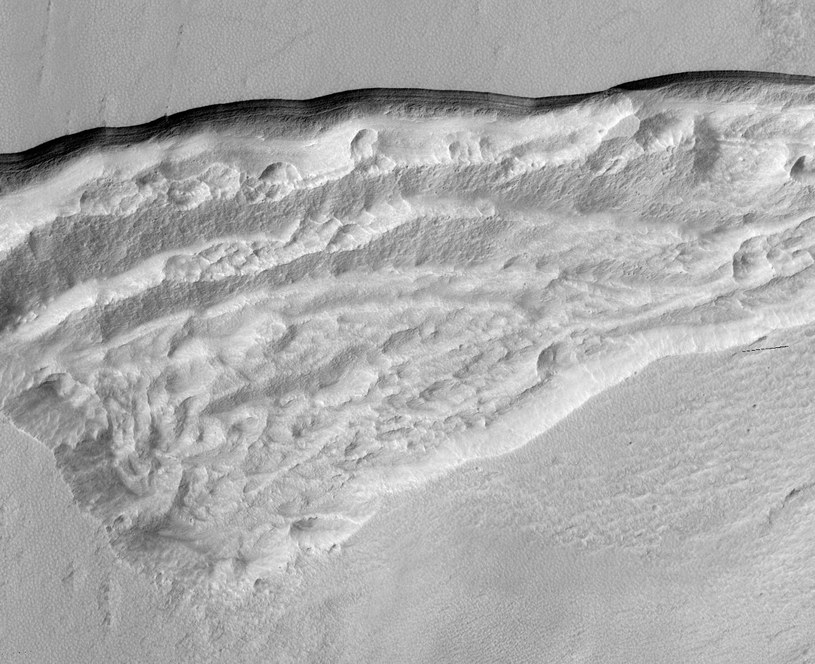 Szersze spojrzenie na wycinek Promethei Terra w obszarze, gdzie HiRISE zarejestrował pokłady lodu wodnego /materiały prasowe