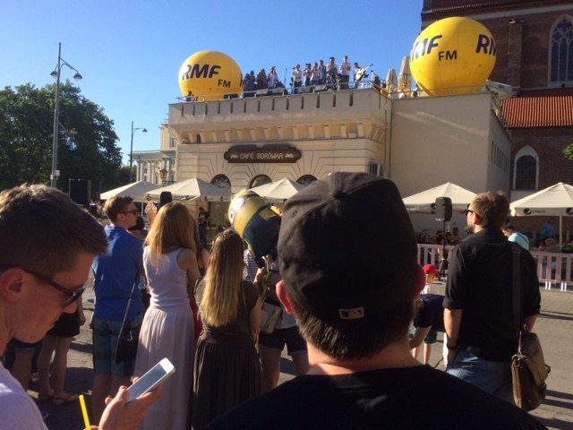 Sześć metrów nad ziemią, na dachu kawiarni na Promenadzie Staromiejskiej we Wrocławiu zagrali Tabb i chór Sound`n`Grace /Bartłomiej Paulus /RMF FM