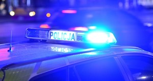 Sześć osób rannych, w tym policjanci. Ucieczka i dachowanie