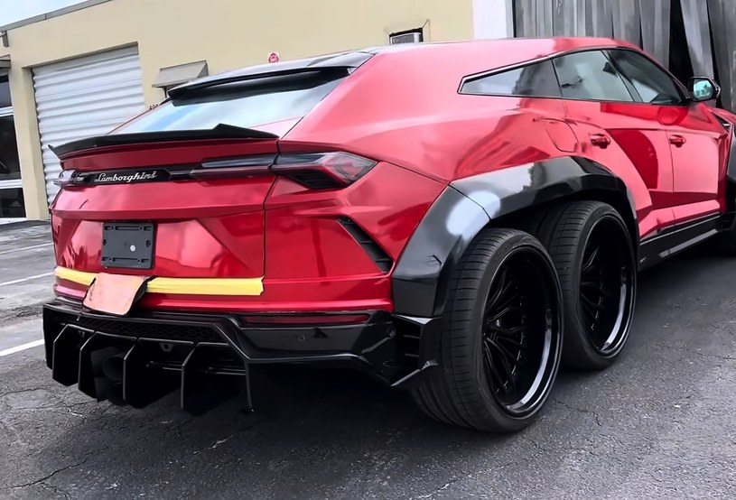 Sześciokołowe Lamborghini Urus . Fot. Sliderz_Official @YouTube /