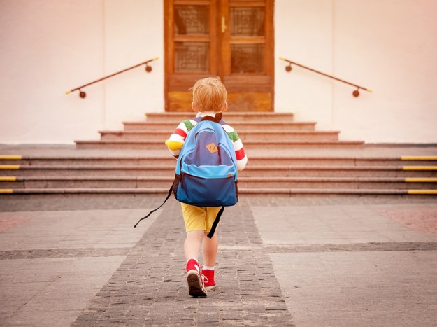 Sześciolatek nie chciał wejść do szkoły. Przyjechała policja /Shutterstock