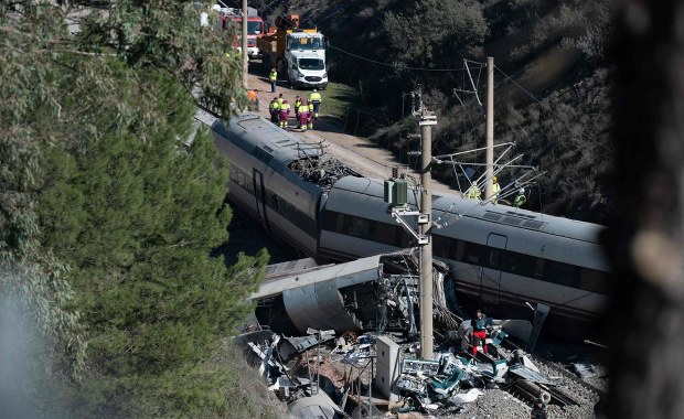 Sześciolatka samotnie szła wzdłuż torów. Straciła całą rodzinę w katastrofie 
