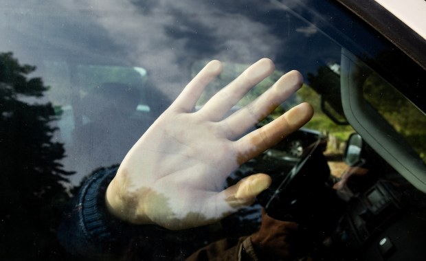 Sześciolatka uratowała rodzinę przed porwaniem. Użyła znaku SOS