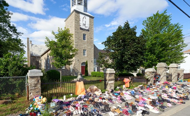 Sześciolatki kopały groby dla kolegów. Wstrząsające relacje z Kanady 