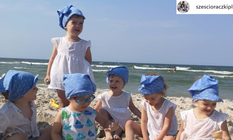 Sześcioraczki odpoczywają obecnie nad morzem. Ubrane w takie same, błękitne chusteczki i podobne białe koszulki, prezentują się wyjątkowo uroczo /@szescioraczkipl /Instagram