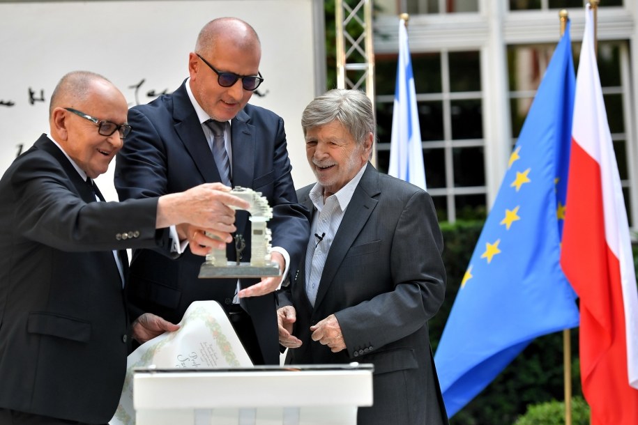 Szewach Weiss (P) otrzymał nagrodę Jana Nowaka Jeziorańskiego z rąk dyrektora Zakładu Narodowego im. Ossolińskich dr Adolfa Juzwenko (L) oraz prezydenta Wrocławia Rafała Dutkiewicza (C) / 	Maciej Kulczyński    /PAP
