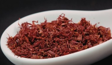 Szkarłatna przyprawa o cytrynowym smaku. Dla wątroby jest lekarstwo, pomaga trawić i obniżyć cukier