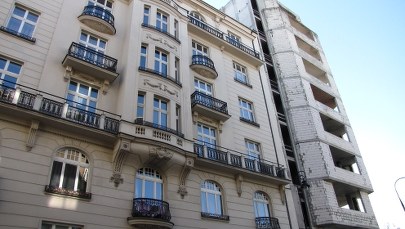 Szkielet biurowca straszy od 20 lat w centrum stolicy