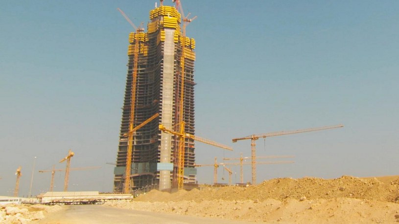 Szkielet Jeddah Tower stoi i straszy na arabskiej pustyni /123RF/PICSEL