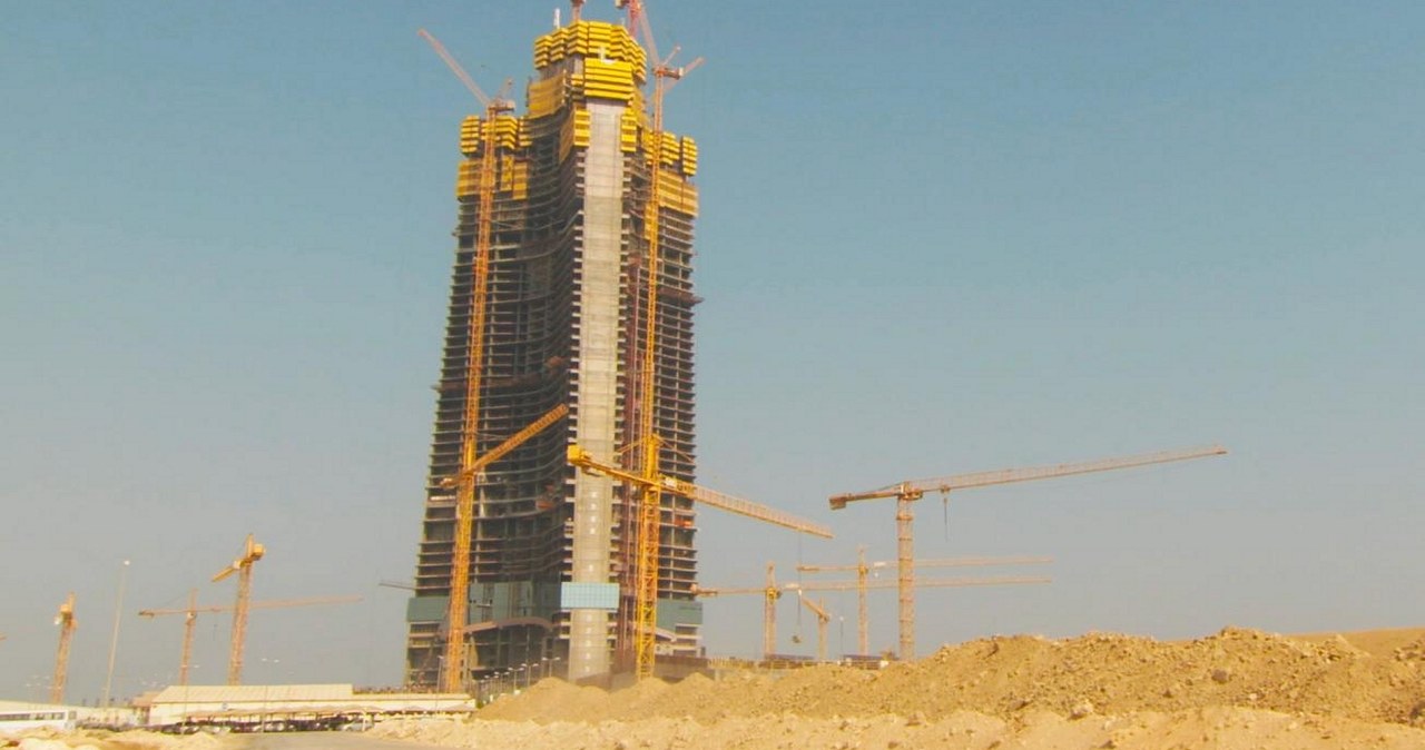 Szkielet Jeddah Tower stoi i straszy na arabskiej pustyni /123RF/PICSEL