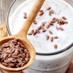 Szklanka, która pracuje dla jelit. Dlaczego warto dodać siemię lniane do koktajlu