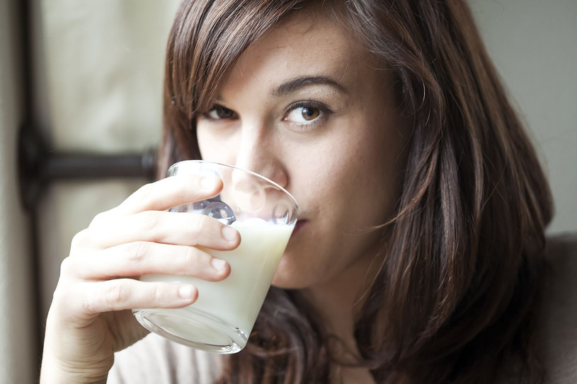 Szklanka mleka ma ok. 120 mg wapnia (powinniśmy wypijać ok. 2-3 szklanki dziennie) /123RF/PICSEL