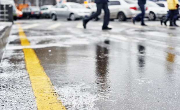 "Szklanka" na drogach i chodnikach Pomorskiego, a do tego silny wiatr