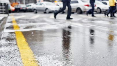 "Szklanka" na drogach i chodnikach Pomorskiego, a do tego silny wiatr