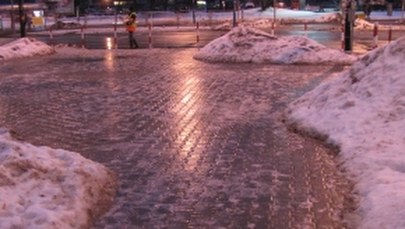 Szklanka na drogach i chodnikach. "Takiej ślizgawicy chyba jeszcze tej zimy nie było"