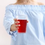 Szklanka przed snem i będziesz spać jak niemowlę. Ten sok chroni też serce, stawy i dba o skórę