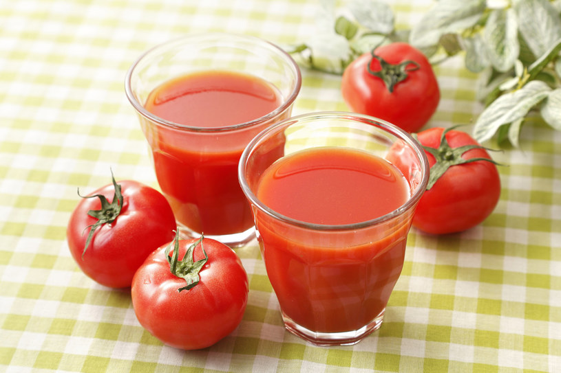 Szklanka soku pomidorowego dziennie to prawdziwa bomba witaminowa /123RF/PICSEL