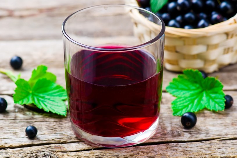 Szklanka soku z czarnej porzeczki lub jagód to świetny sposób, by uniknąć infekcji. Pamiętaj, że sok nie może być słodzony! /123RF/PICSEL