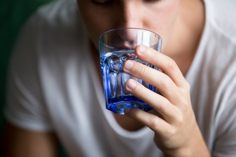 Szklanka wody o poranku korzystnie wpływa na nasze zdrowie /123RF/PICSEL