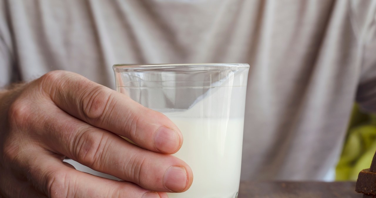 Szklanka zsiadłego mleka w połączeniu z wodą i biohumusem stworzy świetny nawóz /123RF/PICSEL