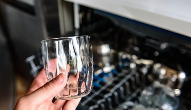 Szklanki stają się matowe? Sprawdź to ustawienie w zmywarce