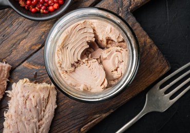 Szkło lub plastik w produkcie rybnym. Ostrzeżenie GIS