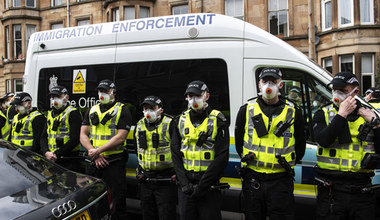Szkocja: Tłum wymusił wypuszczenie podejrzanych o przestępstwa imigracyjne