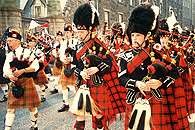 Szkocka muzyka, orkiestra w tradycyjnych szkockich strojach /Encyklopedia Internautica