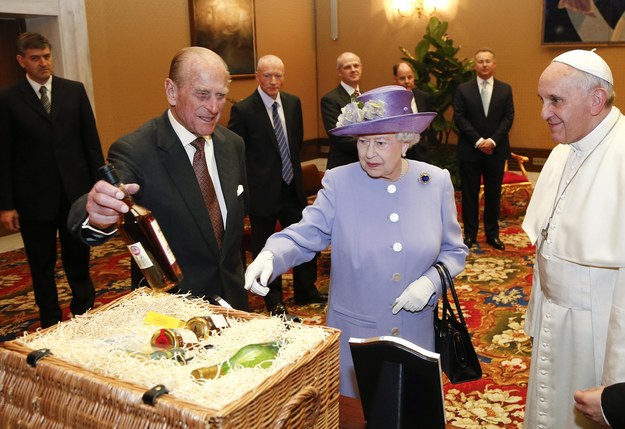 Szkocką whisky i miód oraz żywność biologiczną otrzymał papież Franciszek od królowej Elżbiety II /STEFANO RELLANDINI  /PAP/EPA