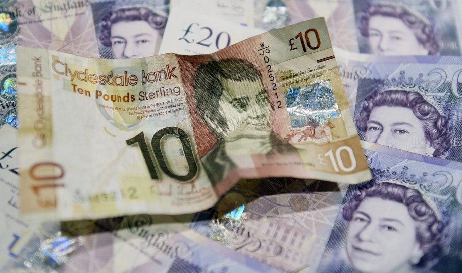 Szkockie 10 funtów na tle funtów brytyjskich /ANDY RAIN /PAP/EPA