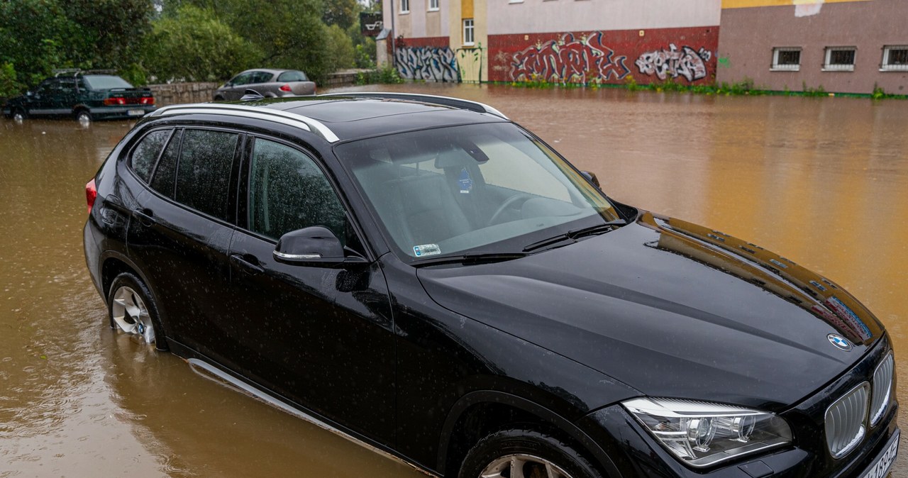 Szkoda całkowita i odszkodowanie za zalane auto? Jak działa w przypadku AC /Kacper Loch/East News /Agencja SE/East News