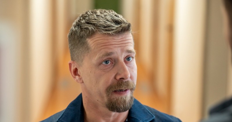 "Szkoda, że jesteś taki szybki w ocenach" - powie Konrad do Piotra /Źródło: AIM