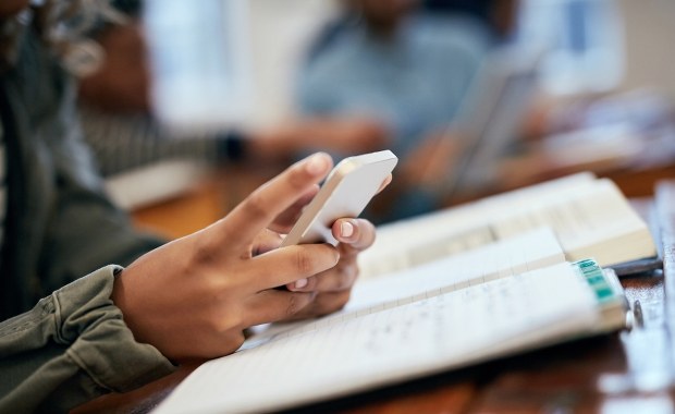 "Szkodliwe jak alkohol". Szwecja opodatkuje akcyzą media społecznościowe?