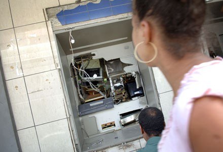 Szkodliwy kod przechwytuje dane z kart bankomatowych oraz numery PIN /AFP