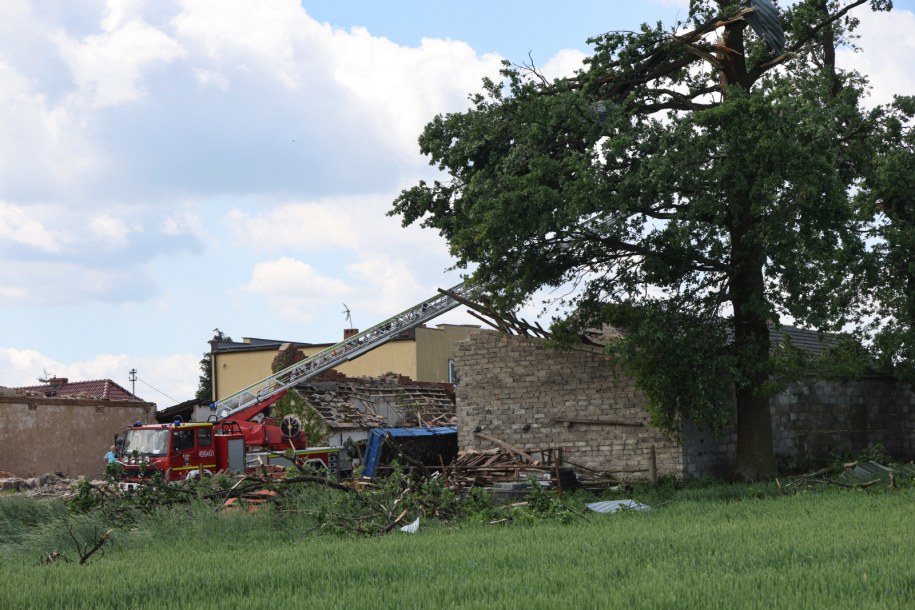 Szkody po przejściu trąby powietrznej w Balcarzowicach /Krzysztof Świderski /PAP