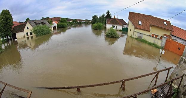 Szkody powodziowe powinny stać się "motorem" inwestycji w infrastrukturę /AFP