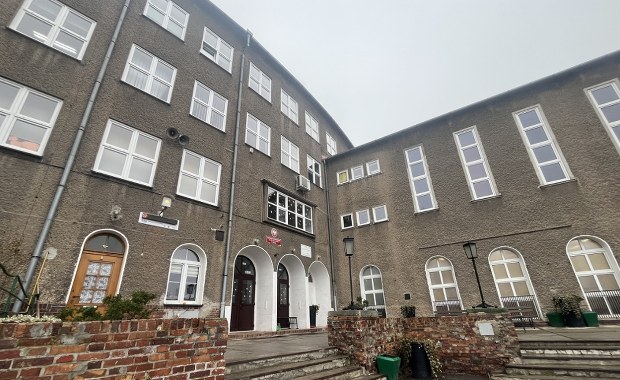 Szkoła, która dała schronienie podczas powodzi, potrzebuje ratunku